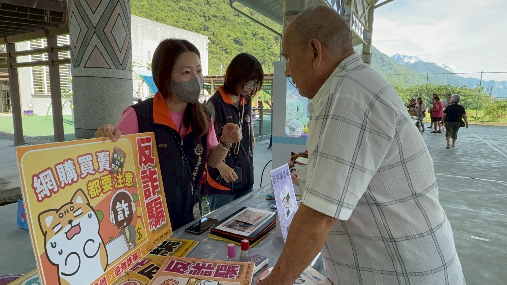 花蓮地檢署結合中華民國慈恩慈善會-防詐反毒暨中秋關懷活動，深入社區守護部落生活安全04