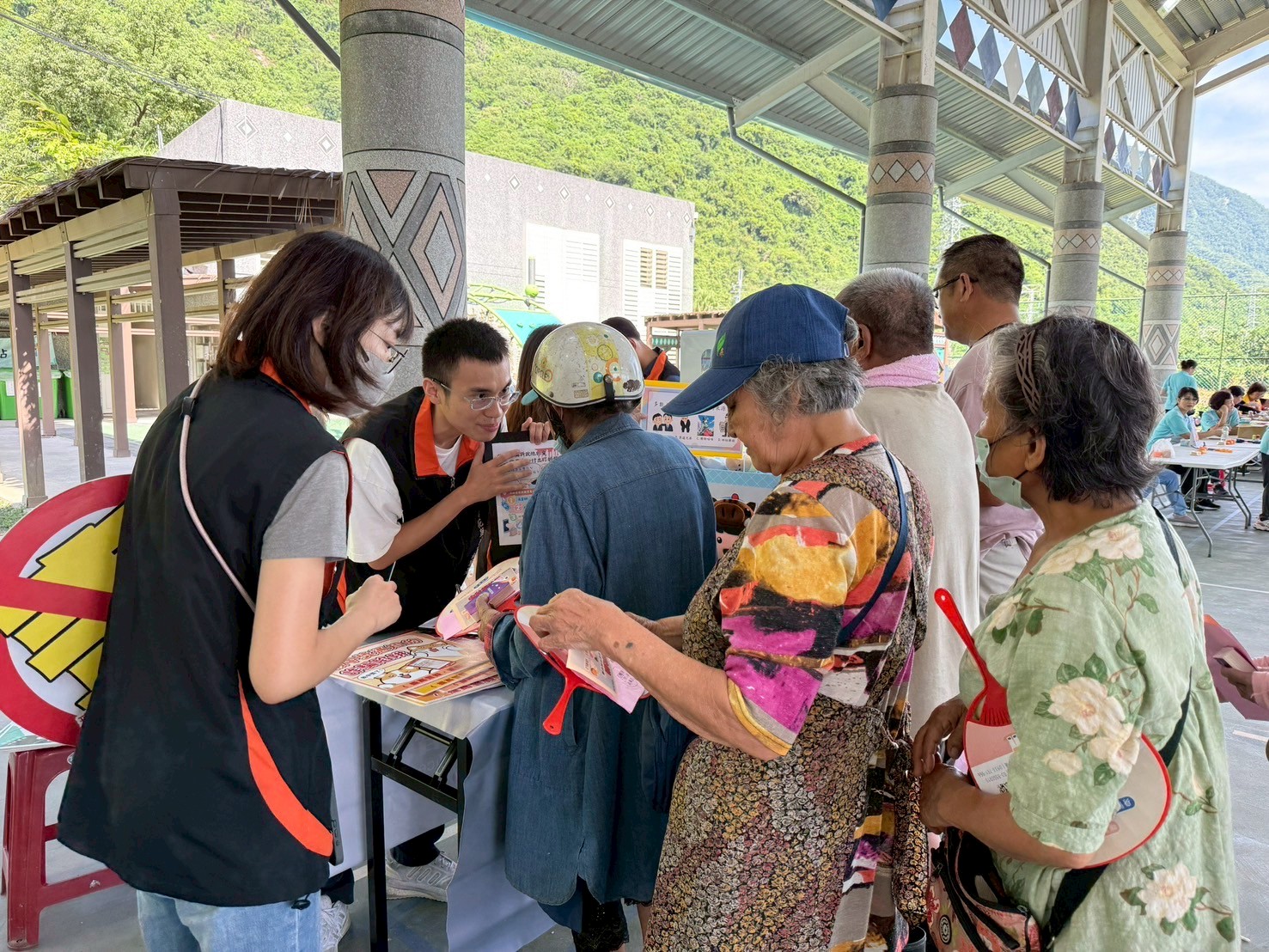 花蓮地檢署結合中華民國慈恩慈善會-防詐反毒暨中秋關懷活動，深入社區守護部落生活安全02