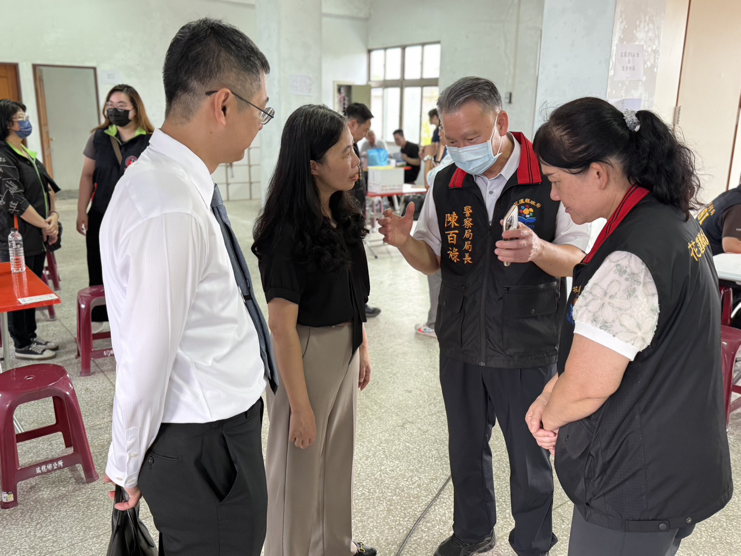 本署檢察長陳佳秀(黑上衣)率領主任檢察官唐仲慶(白襯衫)，前往花蓮縣瑞穗鄉生命紀念園區臨時指揮所，實地視察相驗及應變工作情形。(1)