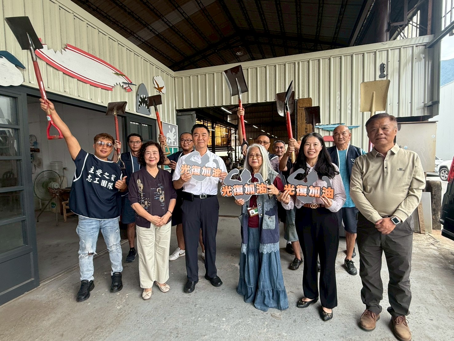 司長與陳檢察長前往主愛之家木工教室聆聽弟兄們分享光復地區救災經驗