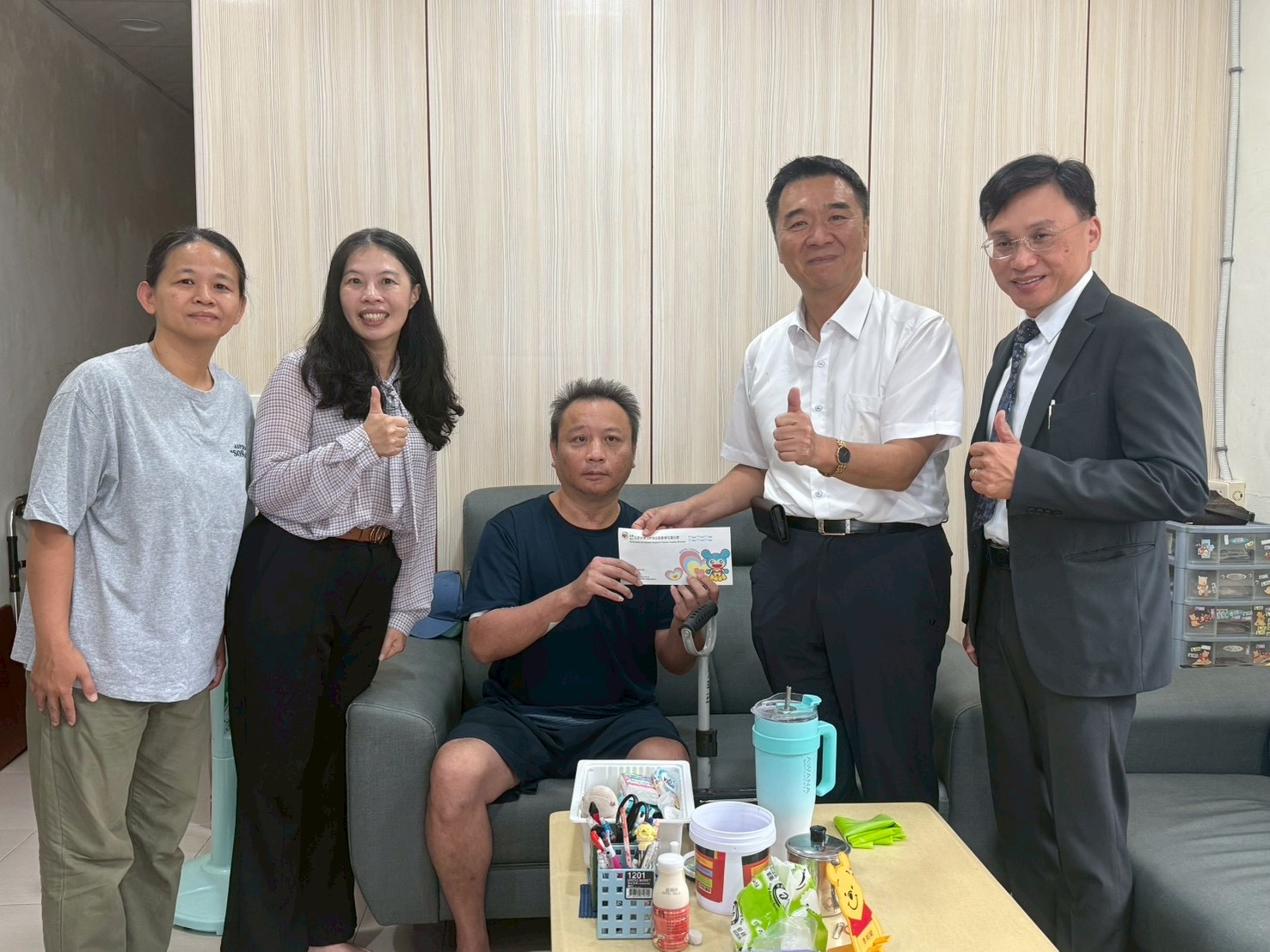 洪信旭司長與陳佳秀檢察長前往慰問車禍事故重傷害之馨生人