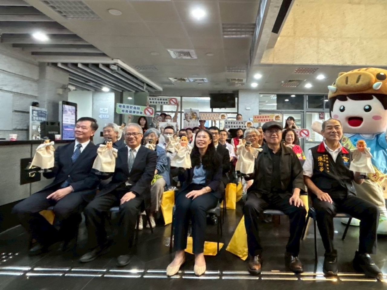 花高分檢檢察長洪培根、花檢檢察長陳佳秀、東海岸文教基金會董事長沈廷憲和與會貴賓一同與布袋戲合影