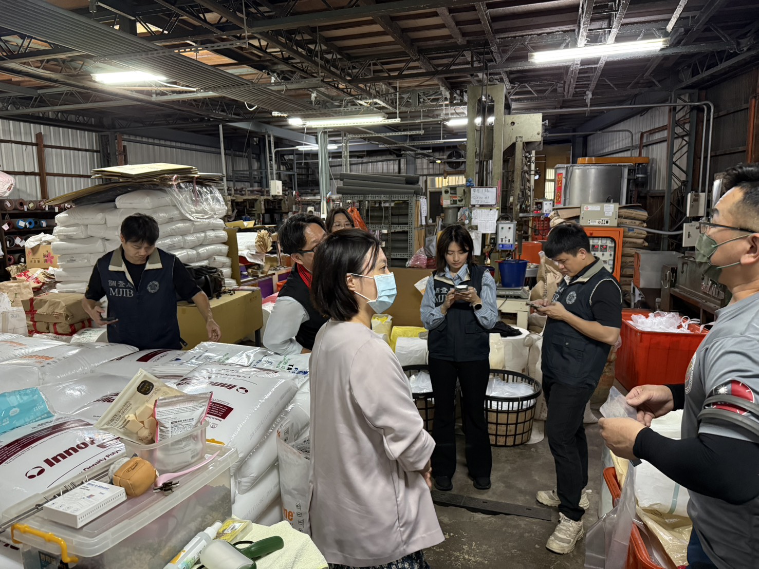 1-花檢第三波查緝溯源出擊，走訪轄內全數塑膠製造廠掌握原料供需嚴防囤積