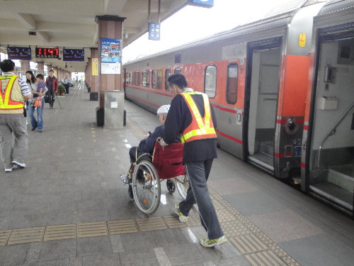 社會勞動人車站推輪椅 關懷老弱婦孺