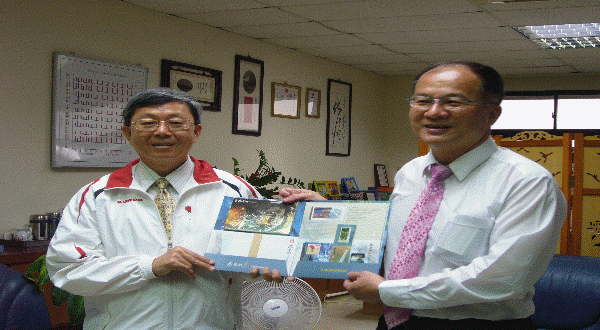 檢察長至花蓮郵局感謝吳煥國捐贈母親卡給受刑人